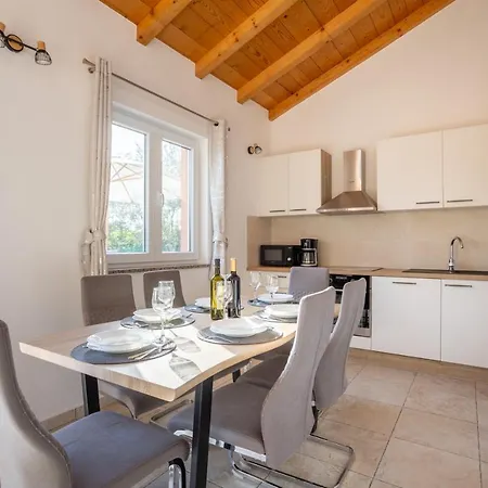 Vikendica House Toici