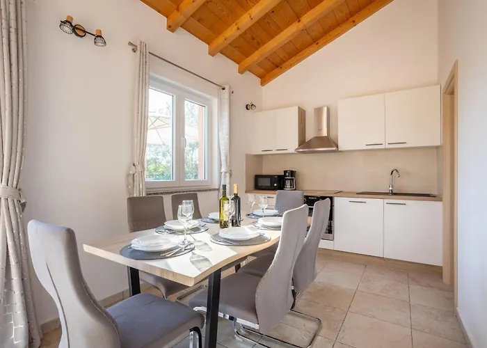 Vikendica House Toici