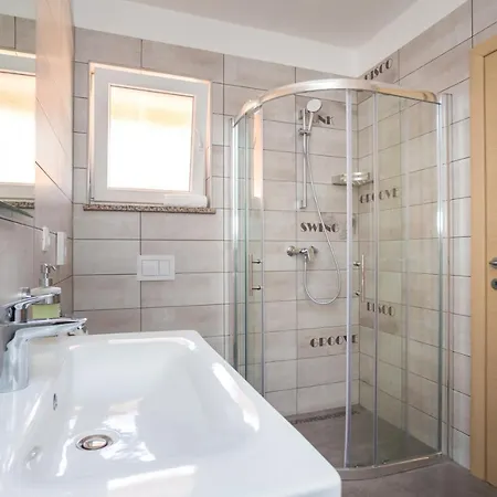 Semesterbostad House Toici Nenadici (Krk)